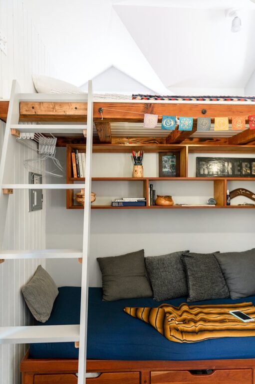 Creative Ways to Organize and Decorate Small Living Spaces Efficiently
